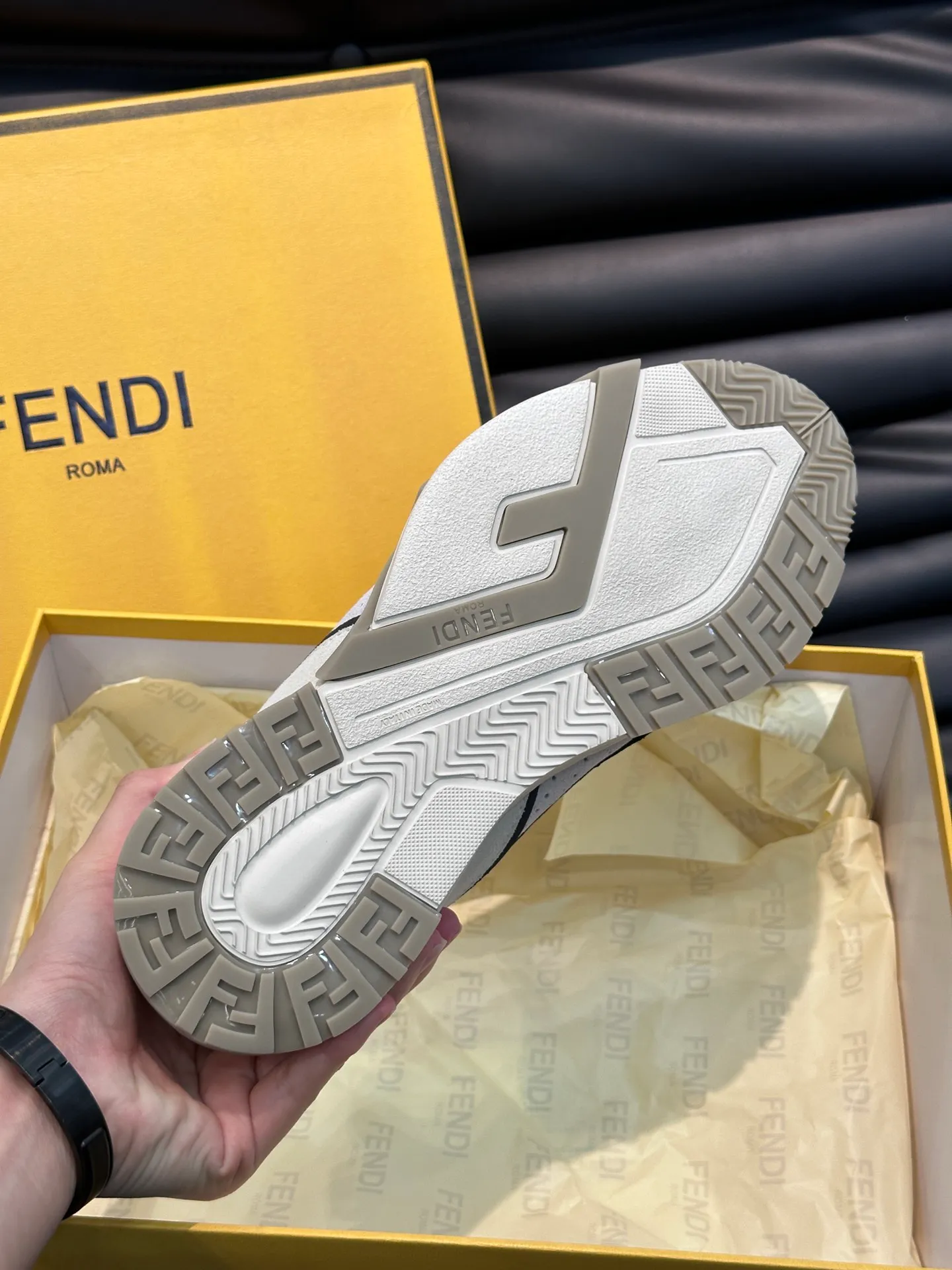 Men's shoes 💰p560 "Fend*" new men's casual sports shoes, equipped with elastic straps, side zippers, and corrugated soles engraved with F. Embossed Fendi Flow lettering on the heel. Made of technical fabric and a mix of blue and suede. Decorated with Lycra® details. FF graphic tongue. Ultra-light and wear-resistant EVA sole. Size: 38-44